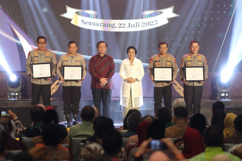 kapolda sulteng terima penghargaan