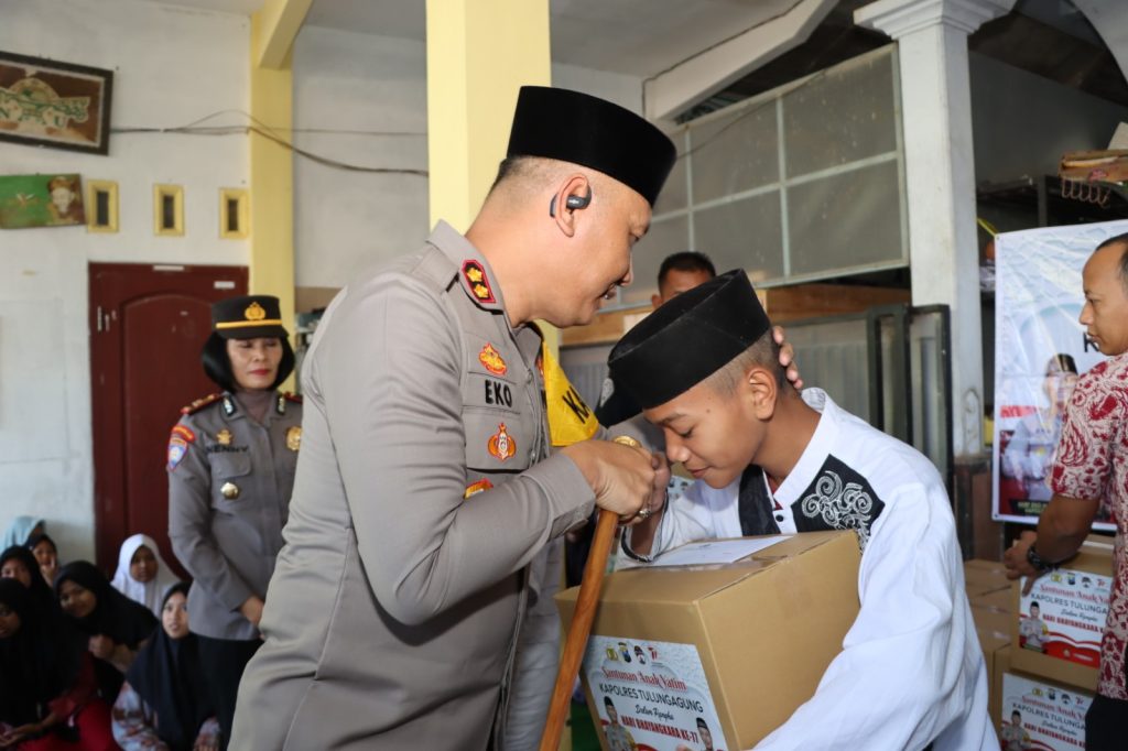 wakaf kapolres ke pompres nurul iman