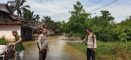 Anggota Bhabinkamtibmas Polsek Menyuke Pantau Sejumlah Lokasi Banjir