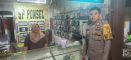 “Cegah Aksi Pencurian, Bhabinkamtibmas Sambangi Counter HP di Malam Hari”