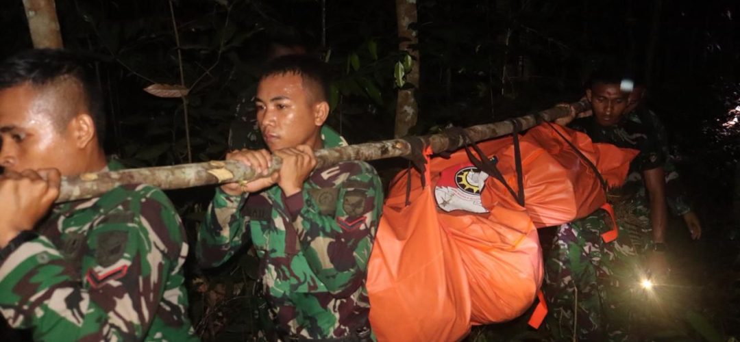 Prajurit Yonif TP 833/BD Ikut Tembusi Medan Ekstrem Evakuasi 8 Korban Helikopter PK-CFX di Bukit Puntak, Sekadau