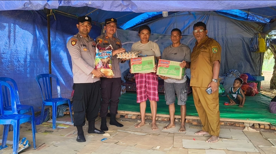 Wujud rasa empati,Polsek rantau pulung kunjungi korban kebakaran dan pesan anggota FKDM kecamatan