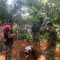 Gotong Royong Satgas TMMD Ke-128 Kodim 1204/Sanggau Bersama Warga Terus Menggesa Pembangunan MCK di Balai Dusun Semayang, Masuki Tahap Pembuatan Septik Tank