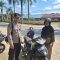 “Hendak Antar Anak, Ibu Pengendara Motor Ini Disapa Polisi di Tepi Jalan, Pesan Penting Keselamatan Disampaikan”.