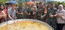 Dandim 1208/Sbs Dampingi Danrem 121/Abw Gelar Masak Besar Kuali Merah Putih Bersama Bobon Santoso Dan Satgas Pamtas RI–MLY Di PLBN Aruk