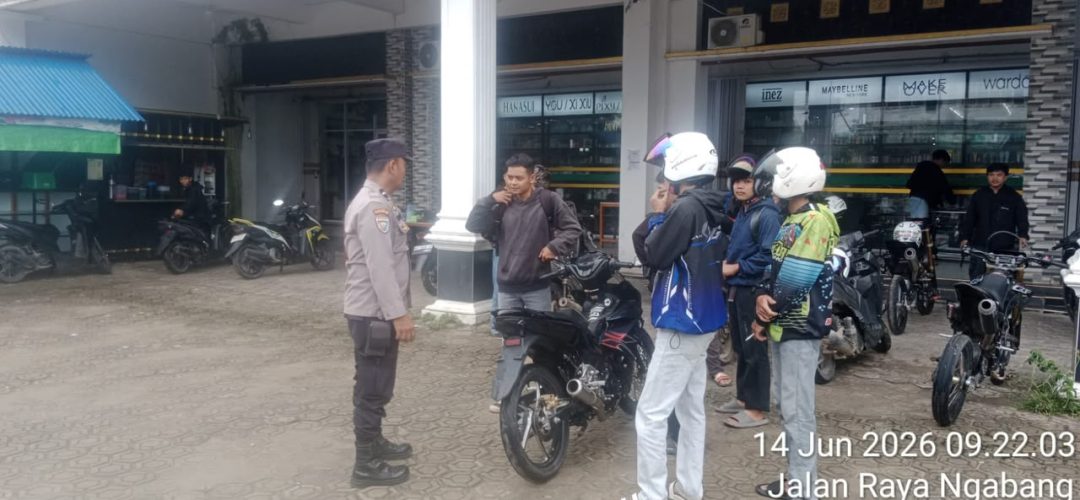 Antisipasi Kecelakaan, Polsek Ngabang Gencarkan Himbauan Langsung ke Pengendara Motor