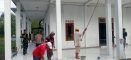 Perkuat Ketahanan Wilayah, Wujudkan Indonesia Maju Anggota Koramil 04/Jawai Laksanakan Karya Bakti Pengecatan Masjid di Wilayah Binaan
