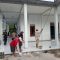 Perkuat Ketahanan Wilayah, Wujudkan Indonesia Maju Anggota Koramil 04/Jawai Laksanakan Karya Bakti Pengecatan Masjid di Wilayah Binaan