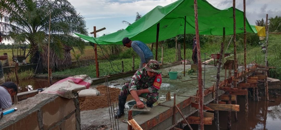 Pembangunan Jembatan Merah Putih di Kec. Tangaran Capai 90 Persen, Babinsa Turut Laksanakan Pendampingan dan Pengawasan
