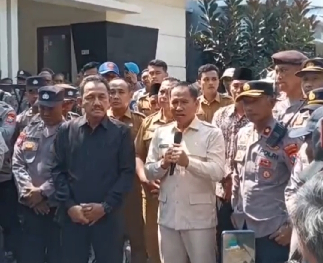GEMPAR! GABUNGAN ELEMEN PEJUANG RAKYAT GERUDUK 3 TITIK PEMERINTAHAN , PLT BUPATI TULUNGAGUNG DIDAMPINGI KETUA DPRD JANJI BENAHI BIROKRASI