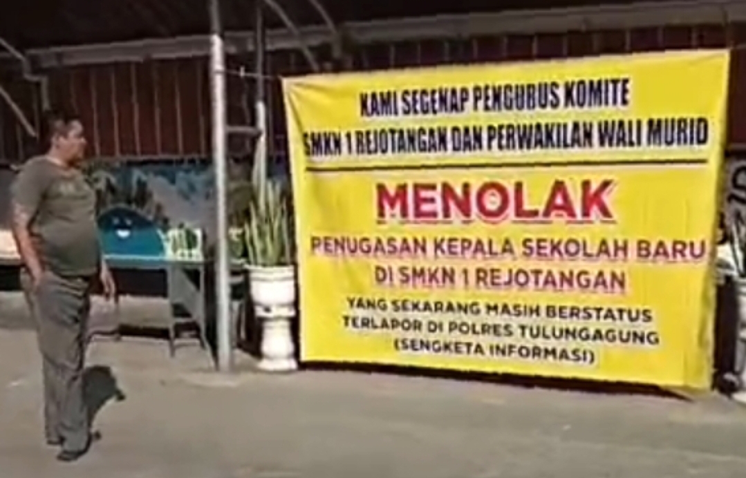KOMITE DAN WALI MURID SMKN 1 REJOTANGAN GERUDUK SEKOLAH, TOLAK KEPSEK BARU BERSTATUS TERLAPOR