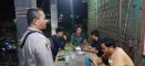 Asyik Bermain HP, Warga Disambangi Polisi Saat Patroli Malam, Diingatkan Waspada Kejahatan yang Marak Terjadi