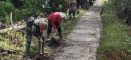 Dekat Dengan Warga, Babinsa Koramil 02/Sjk Bersama Warga Laksanakan Gotong Royong Bersihkan Jalan Setapak di Wilayah Binaan