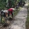 Dekat Dengan Warga, Babinsa Koramil 02/Sjk Bersama Warga Laksanakan Gotong Royong Bersihkan Jalan Setapak di Wilayah Binaan