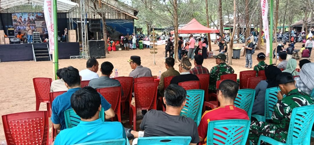 Bentuk Dukungan Pelestarian Budaya Daerah, Danramil 08/Plh Pembukaan Pertunjukan Seni Budaya Perang Telor di Pantai Tanjung Api