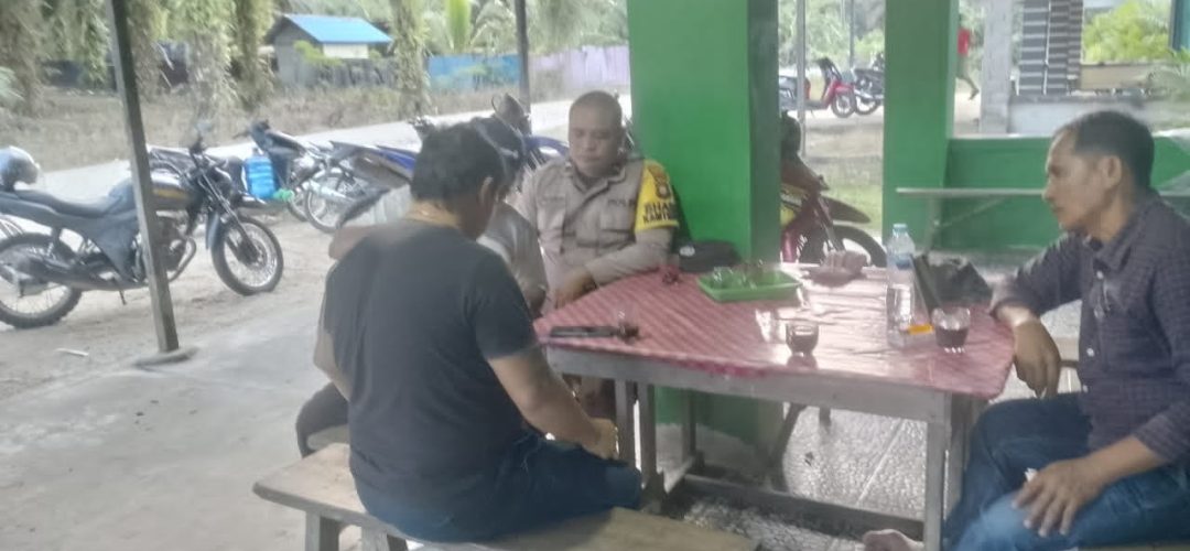 Menyatu dengan Warga, Bhabinkamtibmas Kuala Behe Sambangi Masyarakat Sambil Bagikan Himbauan Antisipasi Kejahatan