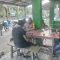 Menyatu dengan Warga, Bhabinkamtibmas Kuala Behe Sambangi Masyarakat Sambil Bagikan Himbauan Antisipasi Kejahatan