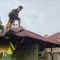 Wujud Kemanunggalan, Koramil Entikong Bersama Warga Gelar Karya Bakti Bantu Perbaikan SDN 03 Sontas