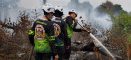 Tim SAR Ditsamapta Polda Kalbar Padamkan Titik Api Sisa Karhutla di Belakang Bandara Supadio