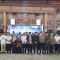 Mahkota Kemabruran Tamu Allah: Plt Bupati Ahmad Baharudin Pimpin Prosesi Agung Tasyakuran Haji Tulungagung 2026 TULUNGAGUNG,-Penyelenggaraan ibadah haji Kabupaten Tulungagung tahun 2026 resmi dinyatakan berjalan dengan sukses, tertib, aman, dan lancar. Kesuksesan operasional tahun ini dinilai sebagai buah dari sinergi solid antara Pemerintah Kabupaten Tulungagung, Kantor Kementerian Agama (Kemenag), instansi terkait, aparat keamanan, serta seluruh tim petugas haji sejak masa persiapan hingga pemulangan. Hal tersebut mengemuka dalam acara penyambutan resmi kepulangan jemaah haji yang berlangsung penuh haru di Pendopo Kongas Arum Kusumaning Bongso pada Rabu (8/7/2026). Jemaah yang di antaranya tergabung dalam Kloter 103 ini disambut langsung oleh Pelaksana Tugas (Plt.) Bupati Tulungagung, Ahmad Baharudin, bersama jajaran pemerintah daerah dan tokoh masyarakat setempat. Dalam acara tersebut, perwakilan Kepala Kantor Kemenag Kabupaten Tulungagung menyampaikan laporan resmi mengenai kondisi akhir jemaah kepada Plt. Bupati. Berdasarkan data statistik, total jemaah yang awalnya diberangkatkan dari Tulungagung menuju Asrama Haji Surabaya adalah sebanyak 1.175 orang. Namun, terdapat 1 jemaah yang kembali ke Tulungagung sebelum bertolak, sehingga total jemaah yang terbang ke Tanah Suci berjumlah 1.174 orang. Hingga hari pelaporan, sebanyak 1.166 jemaah telah tiba kembali dengan selamat di kampung halaman Tulungagung. Di sisi lain, dilaporkan pula terdapat 7 jemaah yang wafat di Tanah Suci dan 1 jemaah yang saat ini masih harus menjalani perawatan medis di Makkah. Pihak Kemenag dan Pemkab Tulungagung menyampaikan rasa belasungkawa yang mendalam atas wafatnya para jemaah tersebut, seraya mendoakan agar almarhum dan almarhumah memperoleh tempat terbaik di sisi Allah SWT. Dalam sambutan resminya, Plt. Bupati Ahmad Baharudin mengungkapkan rasa syukur dan kebahagiaan yang mendalam atas kembalinya para tamu Allah ke tanah air. Beliau menyatakan bahwa rasa haru dan bahagia yang tiada tara adalah kalimat yang paling tepat untuk melukiskan perasaan seluruh pihak saat menyambut jemaah haji yang baru tiba. Hati para tamu Allah pasti merasakan kebahagiaan mendalam karena telah menyempurnakan keislamannya. Lebih lanjut, beliau menitipkan pesan penting agar para jemaah senantiasa menjaga kemabruran haji yang diimplementasikan melalui dampak sosial, budi luhur, dan akhlak mulia. Ahmad Baharudin menekankan tiga ciri utama haji mabrur yang harus melekat dalam kehidupan sehari-hari, yaitu suka menebar salam untuk membawa kedamaian, suka memberi dan menolong orang lain yang membutuhkan, serta suka memberi maaf kepada sesama. Sifat-sifat tersebut hendaknya dapat disebarkan dan ditularkan kepada orang lain agar melekat kuat di dalam diri masyarakat. Senada dengan Plt. Bupati, pihak Kemenag juga mengingatkan bahwa ibadah haji adalah momentum penting untuk membentuk karakter dan meningkatkan kepedulian sosial. Sekembalinya ke tanah air, jemaah memikul harapan besar untuk menjadi teladan, memperkuat ukhuwah Islamiyah, basyariyah, dan wathaniyah, serta aktif berkontribusi dalam membangun Kabupaten Tulungagung yang agamis, harmonis, dan sejahtera. Di akhir sambutan, Ahmad Baharudin memberikan apresiasi setinggi-tingginya kepada seluruh petugas haji, mulai dari petugas kloter, Petugas Haji Daerah (PHD), Pembimbing Ibadah Haji Khusus (PIHK), Kelompok Bimbingan Ibadah Haji dan Umrah (KBIHU), hingga tim medis. Secara khusus, beliau mengaku bangga atas kedisiplinan jemaah asal Tulungagung dan berterima kasih karena Kloter 103 dinilai sebagai kloter terbaik yang tertib serta berhasil memberikan nama baik untuk Kabupaten Tulungagung. Acara formal ini kemudian ditutup dengan doa bersama untuk seluruh jemaah, dilanjutkan dengan penyampaian tausiyah hikmah haji yang dibawakan oleh Romo KH. Muzhar Hamdani.(Ft) Screenshot_20260708_125531_WhatsApp