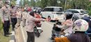 Polda Kalbar Semarakkan HUT RI ke-81 dengan Gerakan Pembagian Bendera Merah Putih