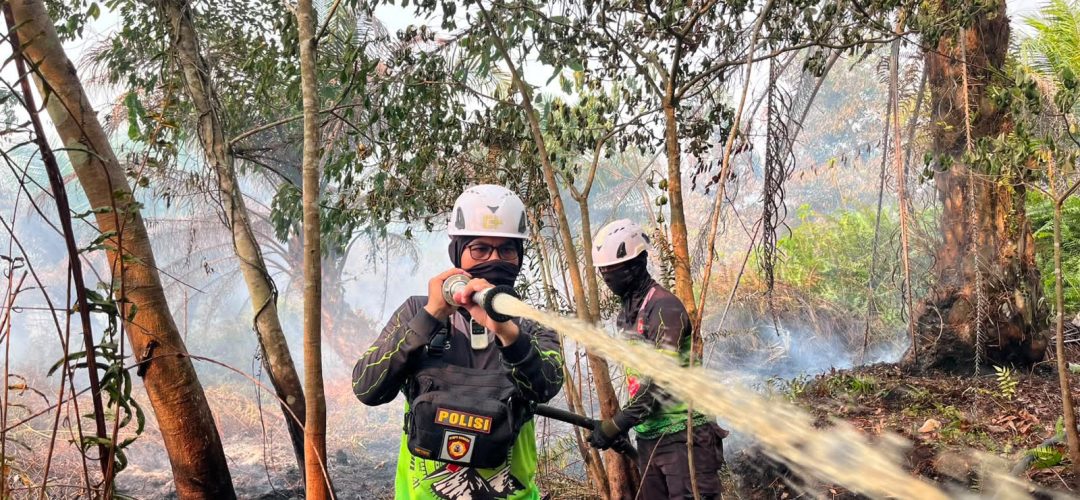 Tim SAR Ditsamapta Polda Kalbar Padamkan Karhutla Dekat Pondok Pesantren di Kubu Raya