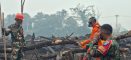 Koramil 1204-02/Sekayam Padamkan 10 Titik Kebakaran Lahan di Desa Sungai Tekam