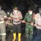 Kapolresta Pontianak Turun Langsung Padamkan Karhutla Bersama Warga di Parit Demang