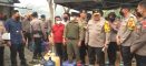 Kapolda Kalbar Turun Langsung, Salurkan Air Bersih dan Cek Kesehatan Warga Terdampak Karhutla di Kubu Raya