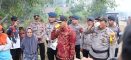 Saat Air Bersih Sulit Di Dapat, Brimob Polda Kalbar Hadir Bantu Warga Rasau Jaya