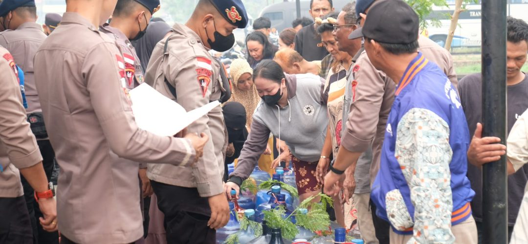 Satbrimob Polda Kalbar Salurkan Air Bersih Layak Minum untuk Warga Terdampak Kemarau dan Karhutla