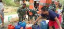 *Kodim 1204/Sanggau Salurkan 4.000 Liter Air Bersih untuk Warga Desa Lape*