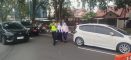 Wujudkan Kepedulian, Personel Polda Kalbar Bantu Korban Laka Lantas dan Seberangkan Anak Sekolah