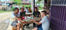 Mempererat Tali Silaturahmi, Keakraban Pasiter Kodim 1209/Bengkayang Bersama Warga di Lokasi TMMD ke-130